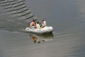 Schlauchboot für 4 Personen: Bauarten, Motorleistung und Einsatzmöglichkeiten im Überblick